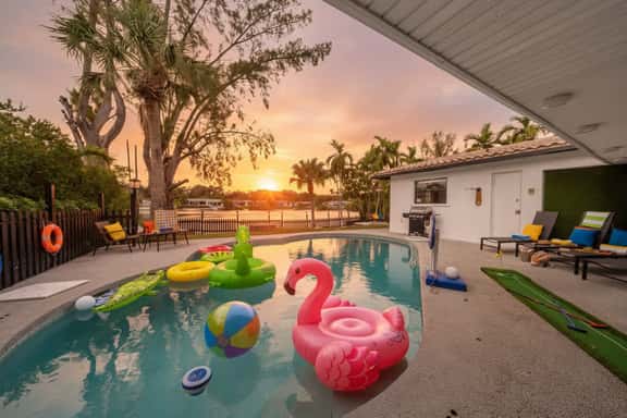 *New Miami Lakefront 5BR Pool | Near Beach | Sleeps 14 - Image 1