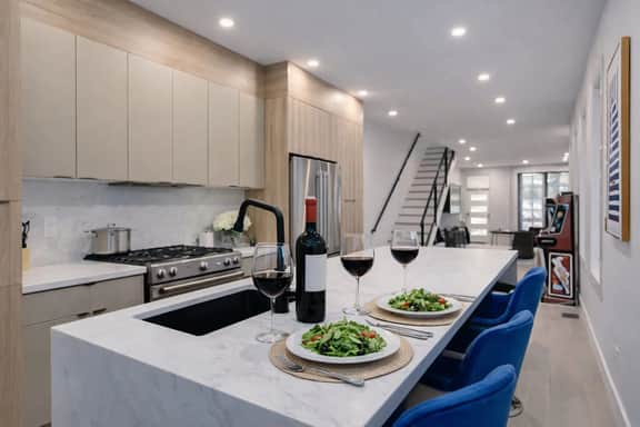 4BR Family Retreat | 2 King Suites + Arcades - Image 3